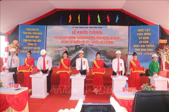 Nghi thức bấm nút khởi công tuyến đường. Ảnh: Sỹ Thắng-TTXVN