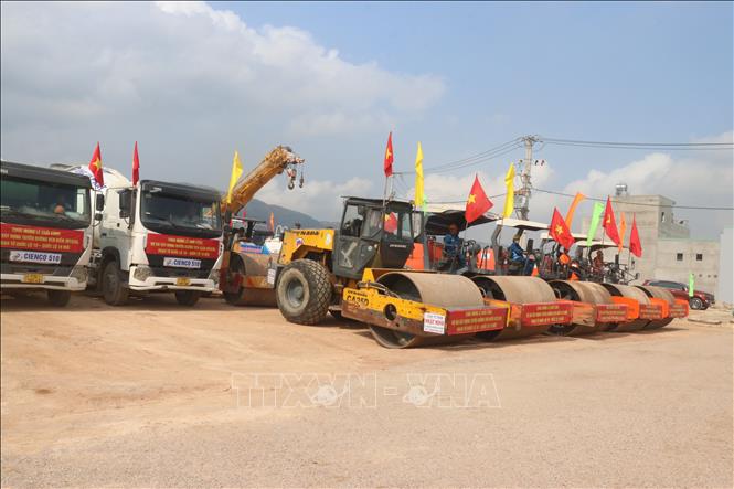 Các đơn vị thi công đồng loạt ra quân khởi công xây dựng tuyến đường. Ảnh: Sỹ Thắng-TTXVN
