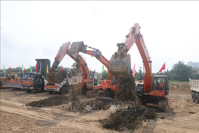 Các đơn vị thi công đồng loạt ra quân khởi công xây dựng tuyến đường. Ảnh: Sỹ Thắng-TTXVN