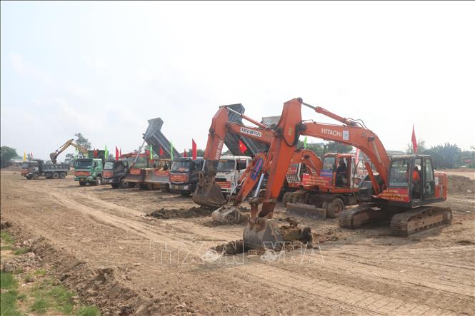 Các đơn vị thi công đồng loạt ra quân khởi công xây dựng tuyến đường. Ảnh: Sỹ Thắng-TTXVN