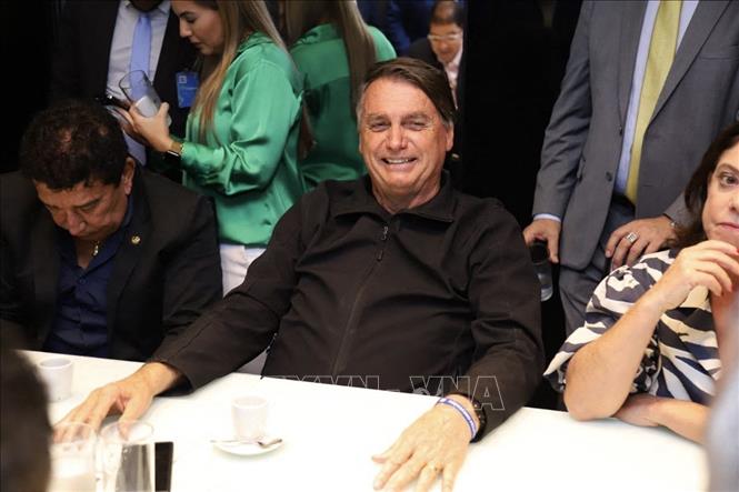 Cựu Tổng thống Brazil Jair Bolsonaro (giữa) trong cuộc gặp các nhà lập pháp Đảng Tự do (LP) ở Brasilia, ngày 30/3/2023. Ảnh: AFP/TTXVN