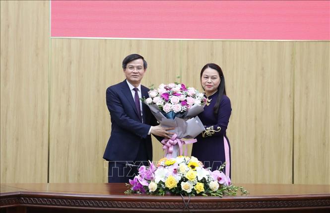 Trong ảnh: Đồng chí Nguyễn Thị Thu Hà, Phó Chủ tịch - Tổng Thư ký Ủy ban Trung ương MTTQ Việt Nam, nguyên Bí thư Tỉnh ủy Ninh Bình, chúc mừng đồng chí Đoàn Minh Huấn. Ảnh: Đức Phương - TTXVN