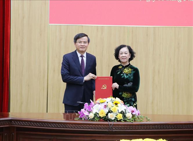 Trong ảnh: Đồng chí Trương Thị Mai, Ủy viên Bộ Chính trị, Thường trực Ban Bí thư, Trưởng Ban Tổ chức Trung ương, trao quyết định của Bộ Chính trị cho đồng chí Đoàn Minh Huấn. Ảnh: Đức Phương - TTXVN