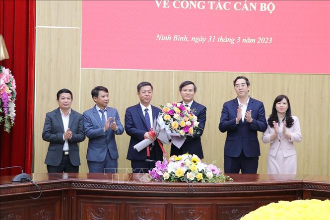 Trong ảnh: Tập thể lãnh đạo Tạp chí Cộng sản chúc mừng đồng chí Đoàn Minh Huấn. Ảnh: Đức Phương - TTXVN