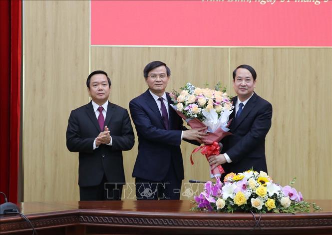 Trong ảnh: Thường trực Tỉnh ủy Ninh Bình chúc mừng đồng chí Đoàn Minh Huấn. Ảnh: Đức Phương - TTXVN