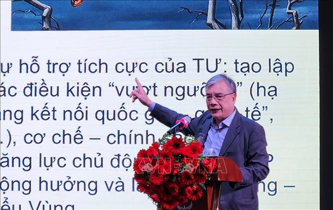 Phó giáo sư, Tiến sĩ Trần Đình Thiên, nguyên Viện trưởng Viện Kinh tế Việt Nam trao đổi tại hội thảo. Ảnh: Đặng Tuấn – TTXVN 

