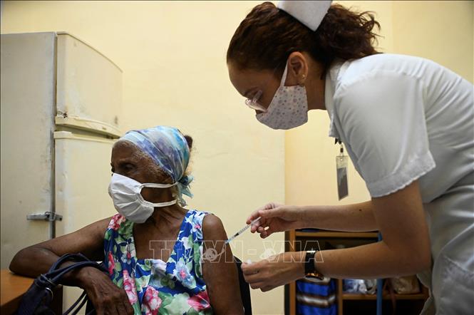 Nhân viên y tế tiêm vaccine phòng COVID-19 cho người dân tại La Habana, Cuba. Ảnh: AFP/ TTXVN