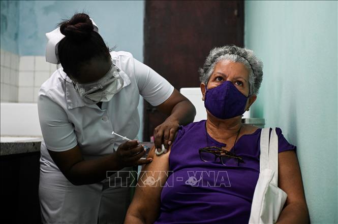 Nhân viên y tế tiêm vaccine phòng COVID-19 cho người dân tại La Habana, Cuba. Ảnh: AFP/TTXVN