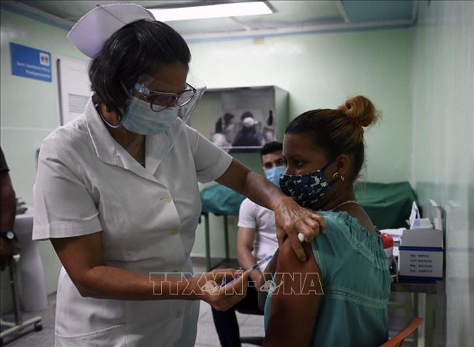 Nhân viên y tế tiêm vaccine phòng COVID-19 cho người dân tại La Habana, Cuba. Ảnh: AFP/TTXVN