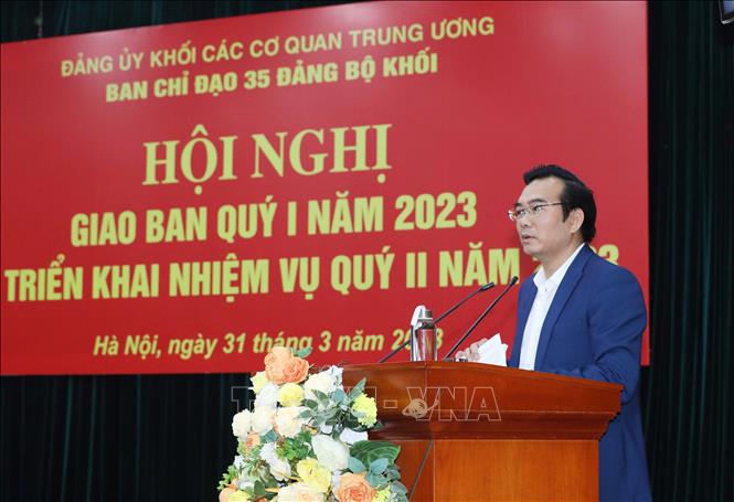 Đồng chí Nguyễn Minh Chung, Trưởng Ban Tuyên giáo Đảng uỷ Khối các cơ quan Trung ương trình bày báo cáo tại hội nghị. Ảnh: Phương Hoa - TTXVN