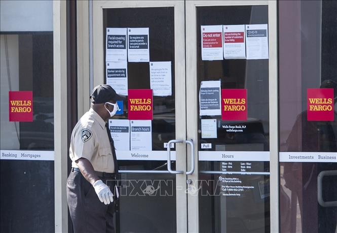 (Tư liệu) Một chi nhánh ngân hàng Wells Fargo tại West Hollywood, California, Mỹ. Ảnh: AFP/TTXVN