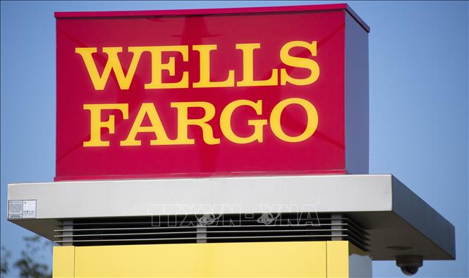 (Tư liệu) Biểu tượng ngân hàng Wells Fargo tại Middletown, Mỹ. Ảnh: AFP/TTXVN