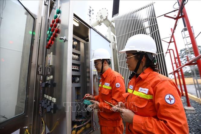 Trong ảnh: Kiểm tra thiết bị trạm biến áp 220Kv Xuân Mai, Hà Nội. Ảnh: TTXVN