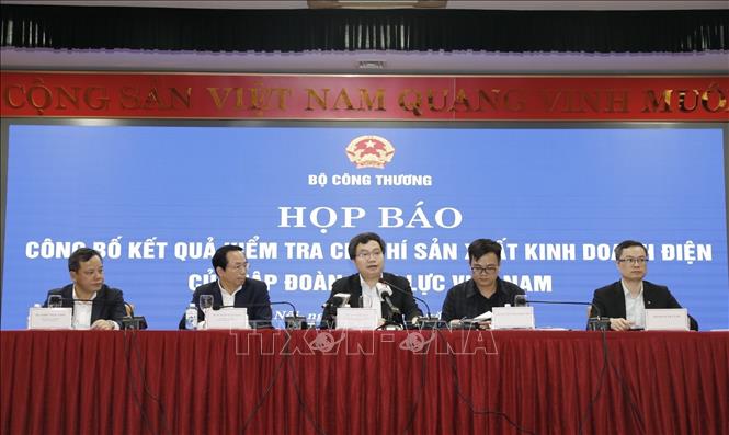Trong ảnh: Đại diện Bộ Công thương, EVN chủ trì họp báo công bố kết quả kiểm tra chi phí sản xuất kinh doanh điện. Ảnh: Trần Việt - TTXVN 