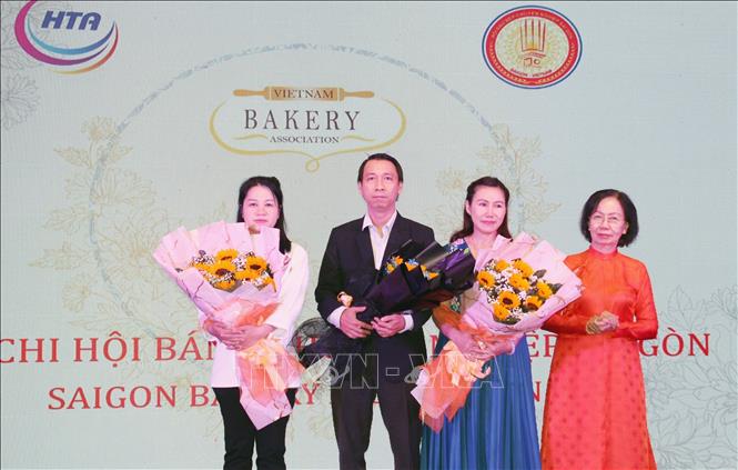 Đại diện Chi hội đầu bếp bánh chuyên nghiệp Sài Gòn ra mắt tại sự kiện. Ảnh: Mỹ Phương - TTXVN
