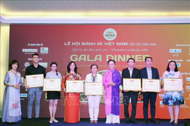 Đại diện Hiệp hội Du lịch Việt Nam và TP Hồ Chí Minh trao Bằng khen cho các tập thể, cá nhân có đóng góp cho Lễ hội Bánh mì Việt Nam lần thứ nhất, năm 2023. Ảnh: Mỹ Phương - TTXVN