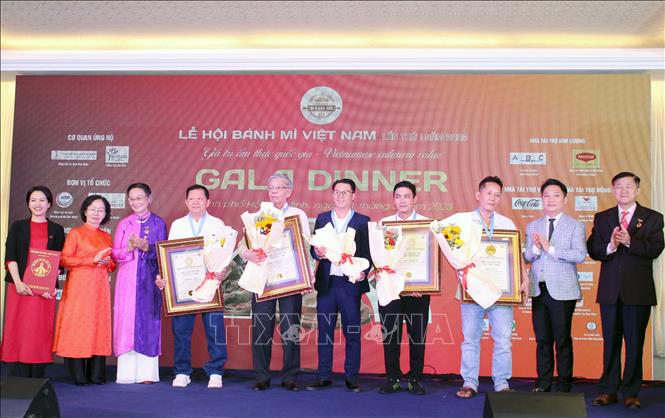 Đại diện Tổ chức Kỷ lục Việt Nam (VietKings), Sở Du lịch và Hiệp hội Du lịch TP Hồ Chí Minh trao Chứng nhận Top 10 Thương hiệu Bánh mì nổi tiếng và lâu đời, hoạt động trên 50 năm tại Sài Gòn - TP. Hồ Chí Minh, Việt Nam (Lần 1/Năm 2023) cho đại diện các thương hiệu Bánh mì. Ảnh: Mỹ Phương - TTXVN