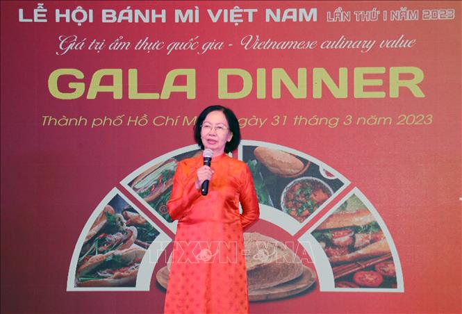 Bà Nguyễn Thị Khánh, Chủ tịch Hiệp hội du lịch TP Hồ Chí Minh thông tin về thương hiệu Bánh mì tham gia Lễ hội Bánh mì Việt Nam lần thứ nhất, năm 2023. Ảnh: Mỹ Phương - TTXVN