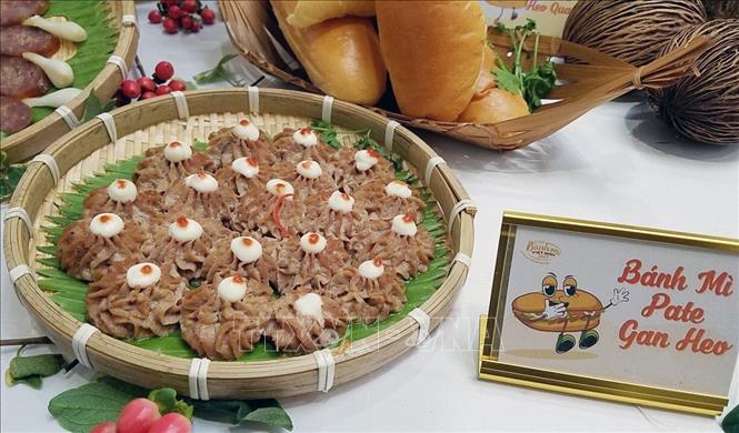Bánh mì Pate gan heo được các thương hiệu bánh mì công diễn tại Lễ hội Bánh mì Việt Nam lần thứ nhất, năm 2023. Ảnh: Mỹ Phương - TTXVN