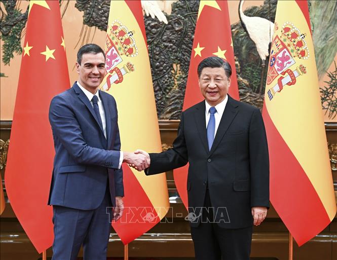 Chủ tịch Trung Quốc Tập Cận Bình (phải) và Thủ tướng Tây Ban Nha Pedro Sanchez tại cuộc gặp ở Bắc Kinh ngày 31/3/2023. Ảnh: THX/ TTXVN