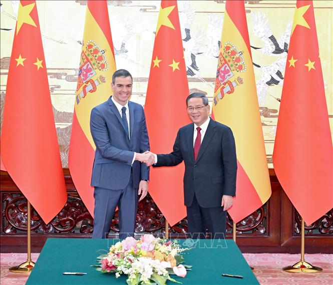 Thủ tướng Trung Quốc Lý Cường (Phải) và Thủ tướng Tây Ban Nha Pedro Sanchez tại cuộc gặp ở Bắc Kinh ngày 31/3/2023. Ảnh: THX/ TTXVN