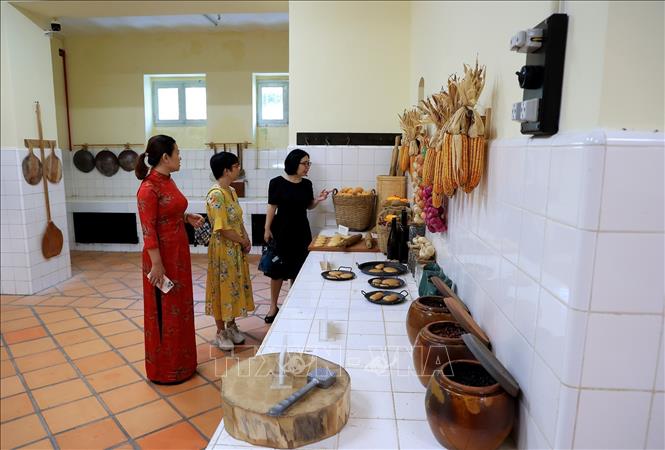 Trong ảnh: Không gian nhà bếp ở tầng hầm Bạch Dinh được phục dựng cho du khách tham quan. Ảnh: Hồng Đạt - TTXVN

