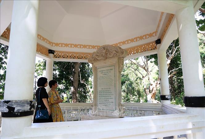 Trong ảnh: Du khách trước bia đá khắc bài thơ của nhà vua yêu nước Thành Thái trong hoàn cảnh bị giam lỏng ở Bạch Dinh. Ảnh: Hồng Đạt - TTXVN
