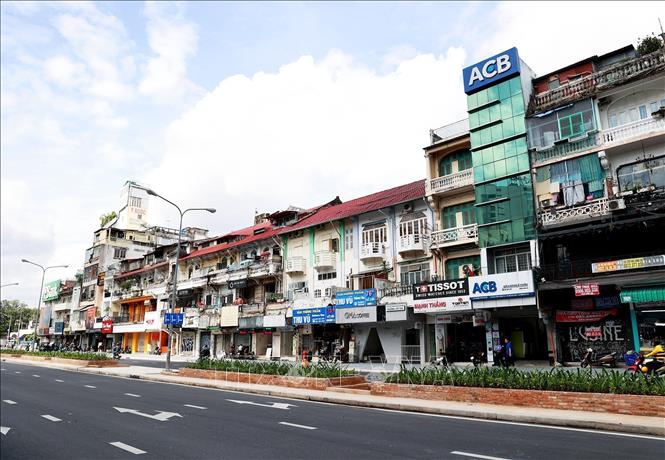 Trong ảnh: Sở Quy hoạch - Kiến trúc Thành phố Hồ Chí Minh đề xuất làm mái che vỉa hè trên đường Lê Lợi. Ảnh: Hồng Đạt - TTXVN
