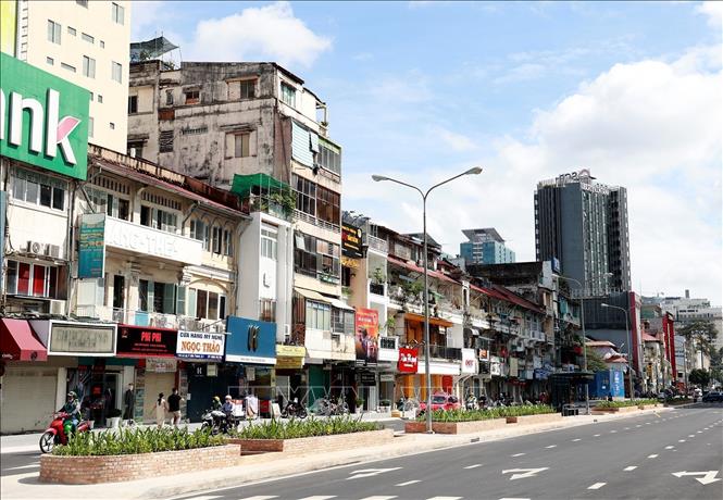 Trong ảnh: Vỉa hè bên phải đường Lê Lợi, hướng từ giao lộ đường Nguyễn Huệ đến chợ Bến Thành nắng nóng, không có cây xanh. Ảnh: Hồng Đạt - TTXVN
