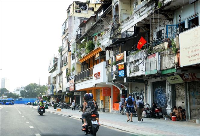 Trong ảnh: Làm mái che vỉa hè bên phải đường Lê Lợi, đoạn hướng từ giao lộ đường Nguyễn Huệ đến chợ Bến Thành, quận 1, tạo bóng mát, không gian bên dưới thân thiện, an toàn cho khách đi bộ. Ảnh: Hồng Đạt - TTXVN
