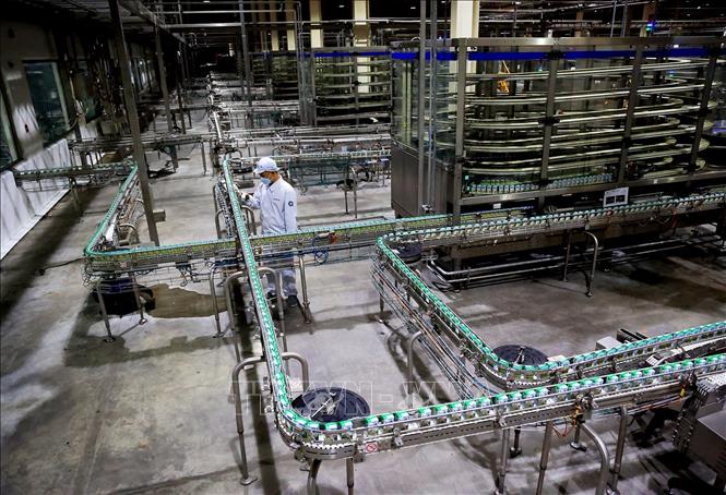 Trong ảnh: Nhà máy sản xuất sữa Vinamilk (Bình Dương) có công suất 800 triệu - 1,2 tỷ lít. Ảnh: Hồng Đạt - TTXVN
