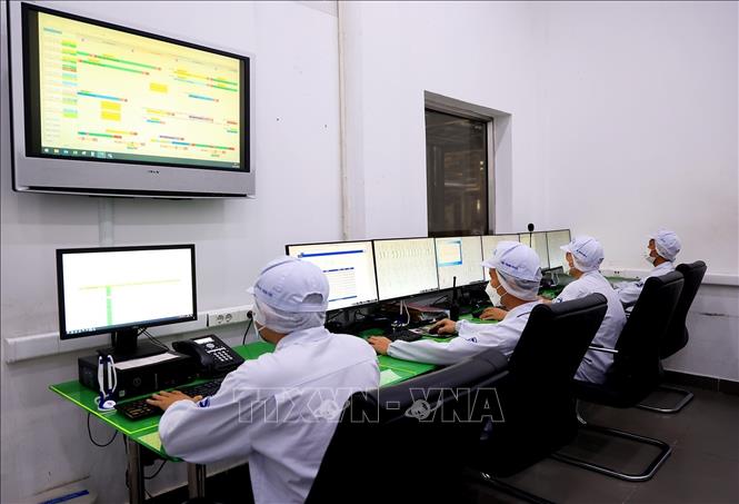 Trong ảnh: Phòng điều khiển trung tâm Nhà máy sản xuất sữa Vinamilk (Bình Dương). Ảnh: Hồng Đạt - TTXVN
