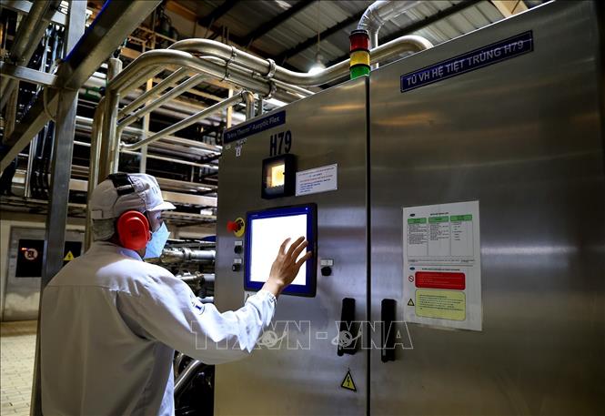 Trong ảnh: Hệ thống dây chuyền sản xuất sữa tự động hiện đại bậc nhất thế giới. Ảnh: Hồng Đạt - TTXVN
