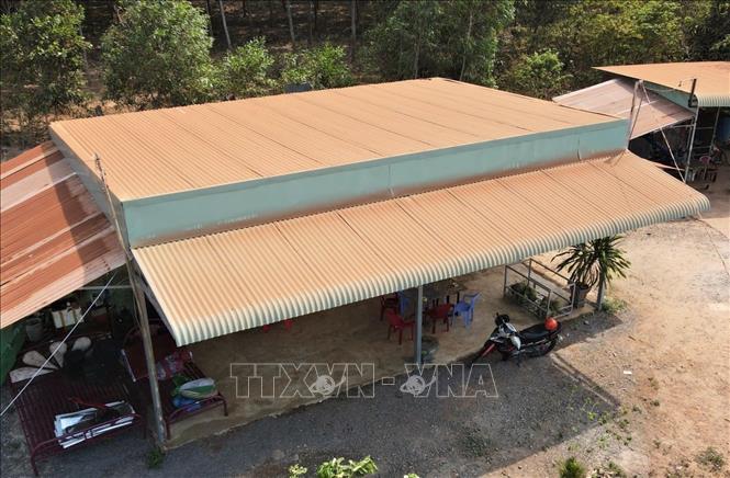 Trong ảnh: Bụi phủ lên mái nhà người dân xã Bình Sơn. Ảnh: Công Phong - TTXVN