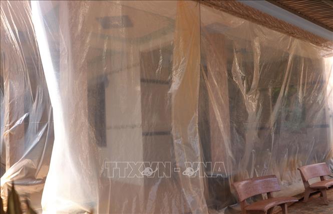 Trong ảnh: Nhà dân xã Bình Sơn được bọc kín bằng ni lông. Ảnh: Công Phong - TTXVN