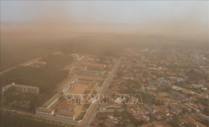 Trong ảnh: Khu vực gần công trường sân bay Long Thành bao trùm bởi bụi. Ảnh: Công Phong - TTXVN