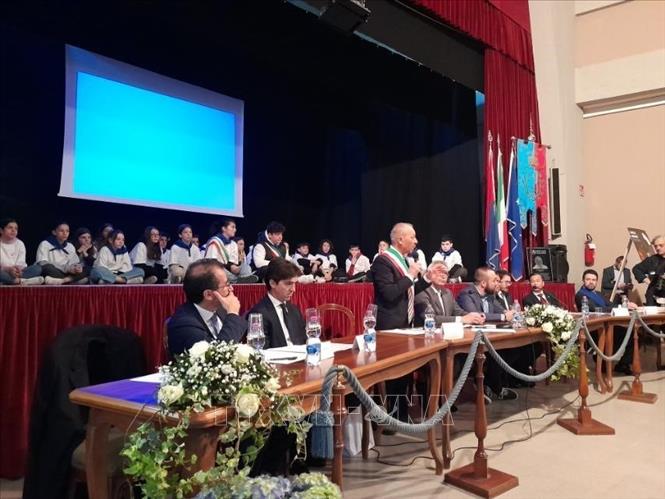 Thị trưởng  thành phố Castelplanio Fabio Badiali phát biểu tại lễ khai trương bảo tàng.Ảnh: Thanh Hải-Trường Dụy - Pv TTXVN tại Italy