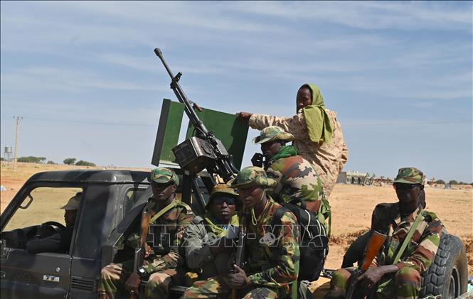 (Tư liệu) Binh sĩ Niger tuần tra tại khu vực bên ngoài sân bay Diffa, đông nam Niger, ngày 23/12/2020. Ảnh: AFP/ TTXVN