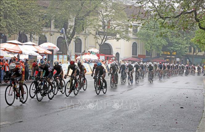 Trong ảnh: Các VĐV tranh đua vòng quanh hồ Hoàn Kiếm với 25 vòng đua. Ảnh: Trần Việt - TTXVN