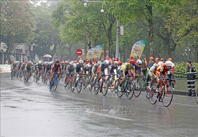 Trong ảnh: Các VĐV tranh đua vòng quanh hồ Hoàn Kiếm với 25 vòng đua. Ảnh: Trần Việt - TTXVN