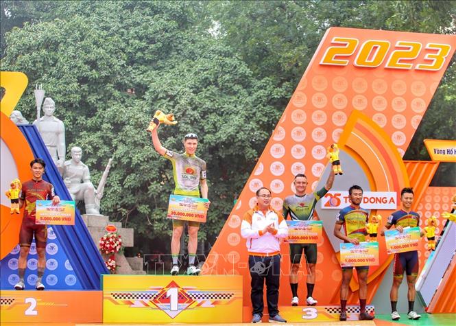 Trao giải cá nhân với Hạng 1 thuộc về VĐV Petr Rikunov (Lộc Trời An Giang), Hạng 2 thuộc về VĐV Phạm Lê Xuân Lộc (Quân khu 7) và Hạng 3 thuộc về VĐV Roman Maikin (Gạo Hạt Ngọc Trời An Giang). Ảnh: Tuấn Đức - TTXVN