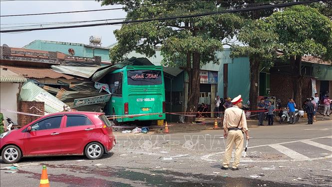 Trong ảnh: Hiện trường vụ tai nạn giao thông xảy ra tại Ngã 3 La Sơn, Phường Chi Lăng, Thành phố Pleiku, tỉnh Gia Lai. Ảnh: Quang Thái- TTXVN