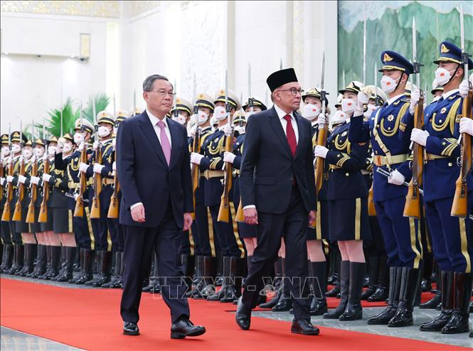 Thủ tướng Trung Quốc Lý Cường và Thủ tướng Malaysia Datuk Seri Anwar Ibrahim tại lễ đón ở Bắc Kinh, ngày 1/4/2023. Ảnh: THX/ TTXVN