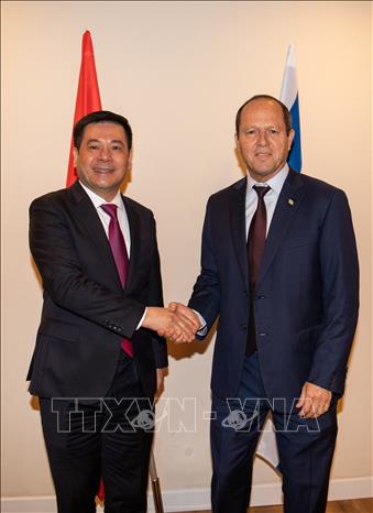 Vietnamese Minister of Industry and Trade Nguyen Hong Dien and Israeli Minister of Economy and Industry Nir Barkat at the working session. VNA Photo: Vũ Hội
