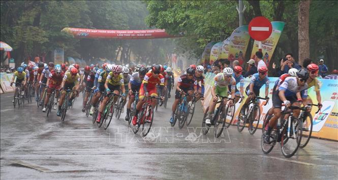 Cyclists during their first stage around Hoan Kiem Lake in Hanoi. VNA Photo