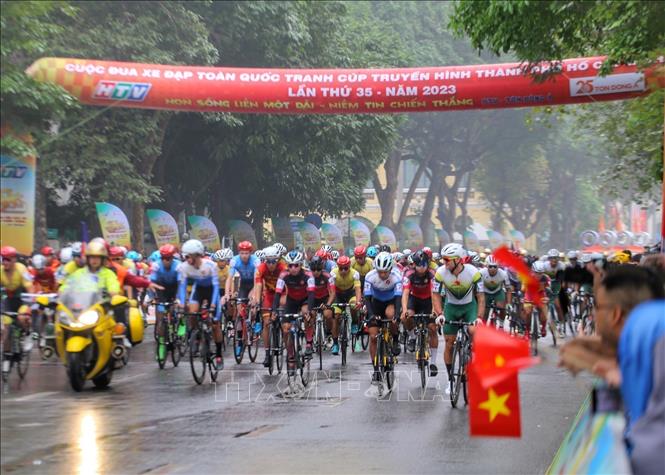 Cyclists start their first stage around Hoan Kiem Lake in Hanoi. VNA Photo