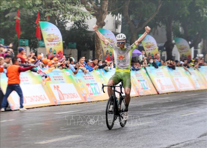 Cyclist Petr Rikunov of the Loc Troi An Giang Group wins the yellow jersey of the first stage around Hoan Kiem Lake in Hanoi. VNA Photo