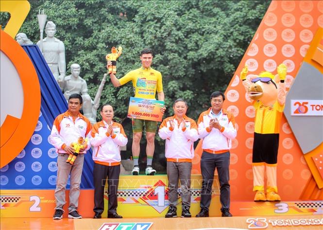 Cyclist Petr Rikunov of the Loc Troi An Giang Group wins the yellow jersey of the first stage around Hoan Kiem Lake in Hanoi. VNA Photo
