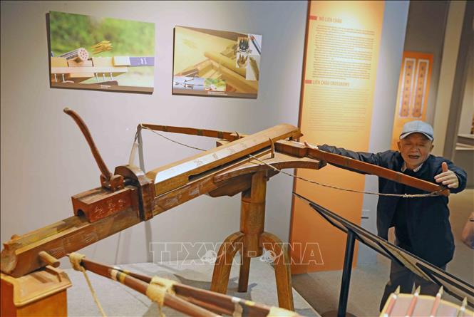 Trong ảnh: Chiếc nỏ mô phỏng “nỏ thần” làm bằng gỗ, tre được trưng bày trong khu di tích Cổ Loa. Ảnh: Trần Việt - TTXVN