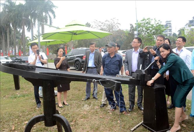 Trong ảnh: Thứ trưởng Bộ Văn hóa, Thể thao và Du lịch Trịnh Thị Thủy tham gia bắn thử. Ảnh: Trần Việt - TTXVN